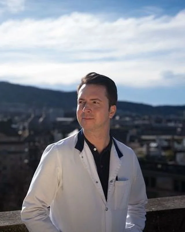 Nicola Mössner, Praxisleitung des Fusszentrums, über den Dächern von Zürich